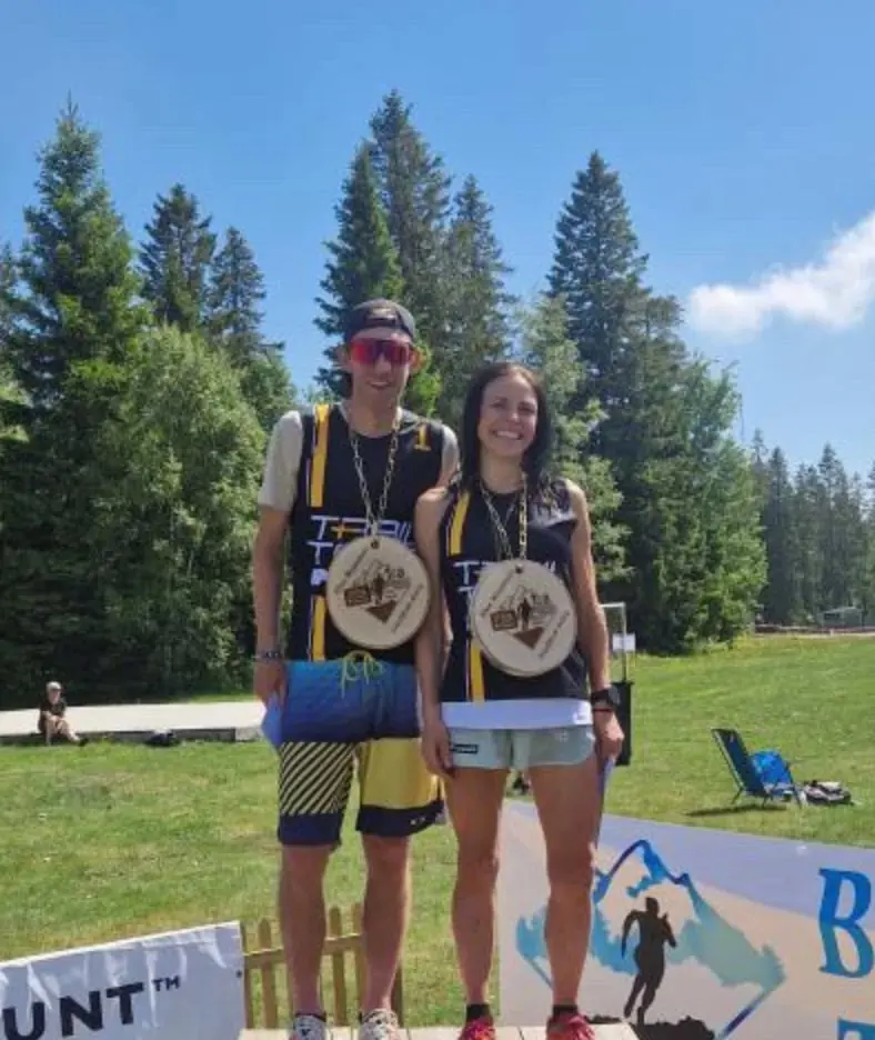 Vinnarna på 21 km 2024 på pallen i solen, med de stora trämedaljerna runt halsen